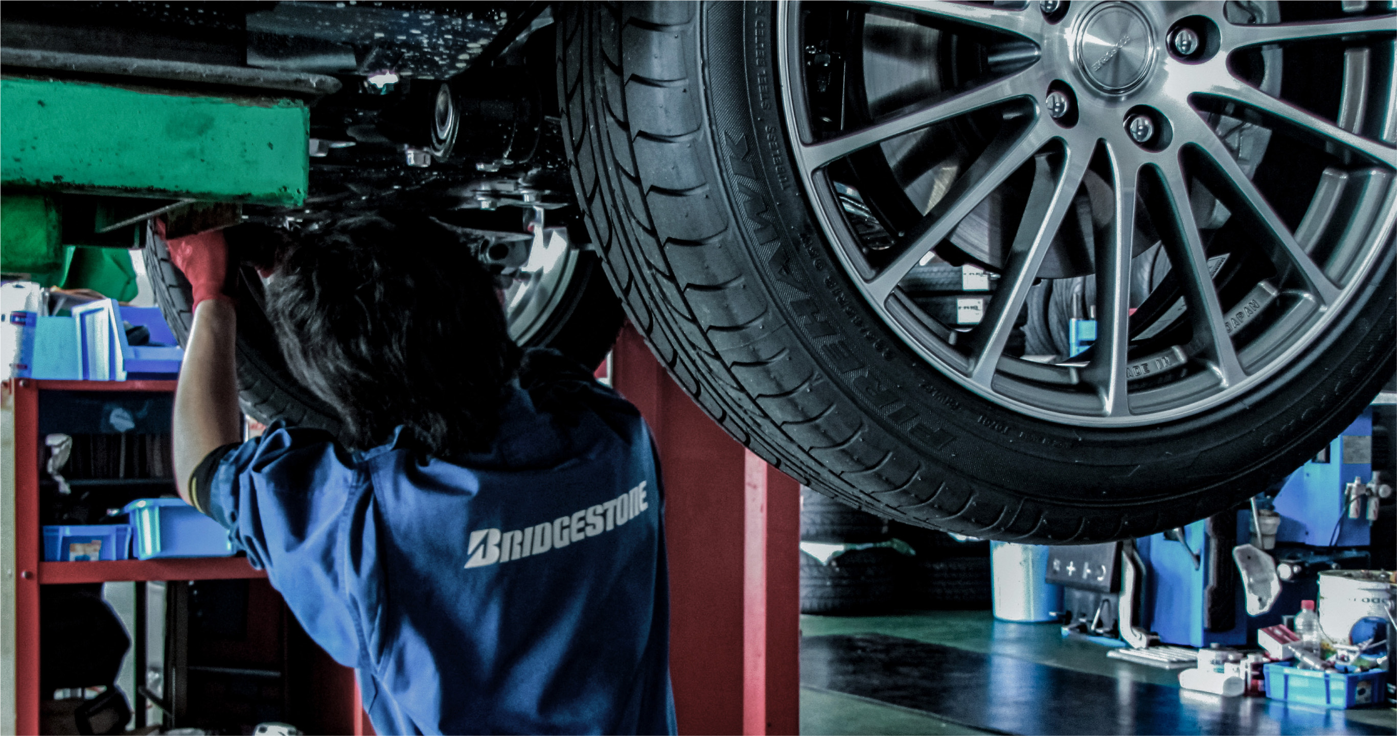 タイヤショップイーグルの作業風景1