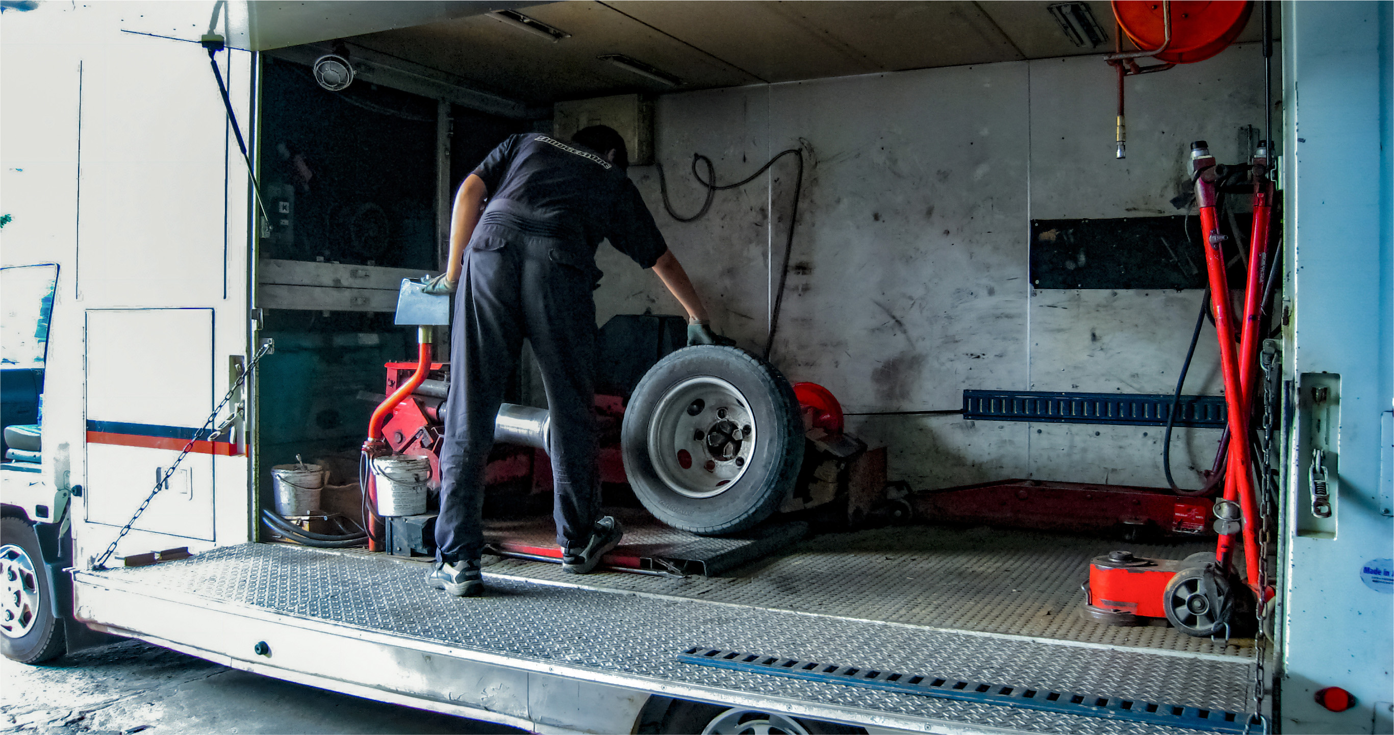 タイヤショップイーグルの作業風景2